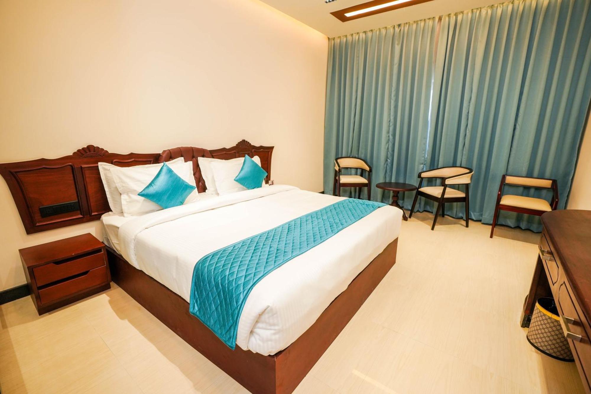 Blue Castle Hotel Thiruvananthapuram Exterior foto